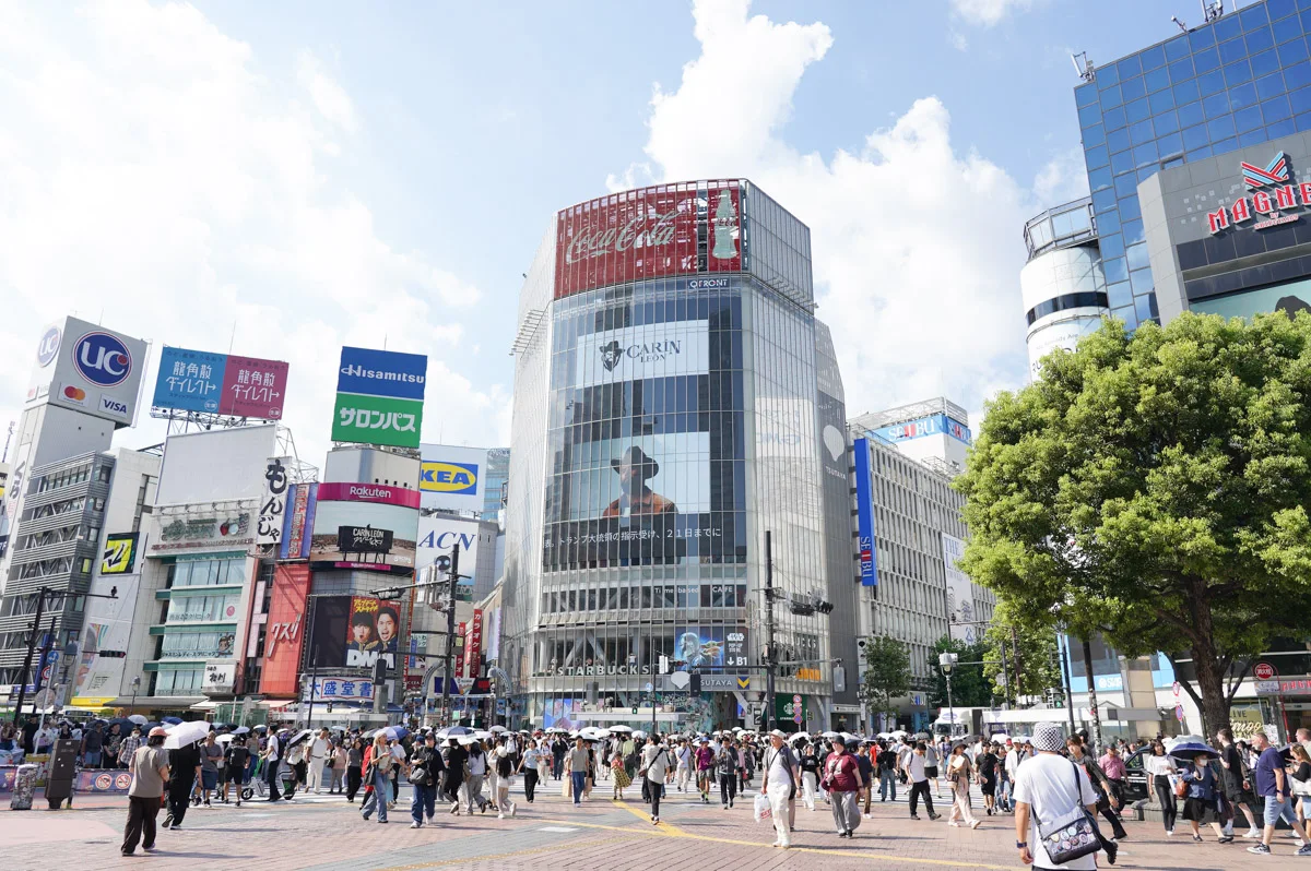 ハチ公前広場からスクランブル交差点を見たところ