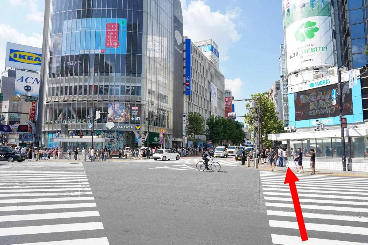 スクランブル交差点の横断歩道