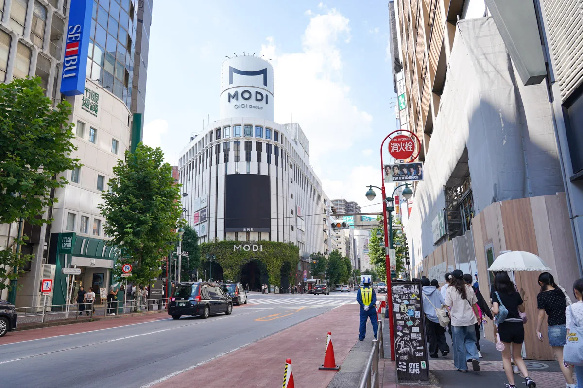 進行方向の正面に渋谷モディの建物が見えてくる