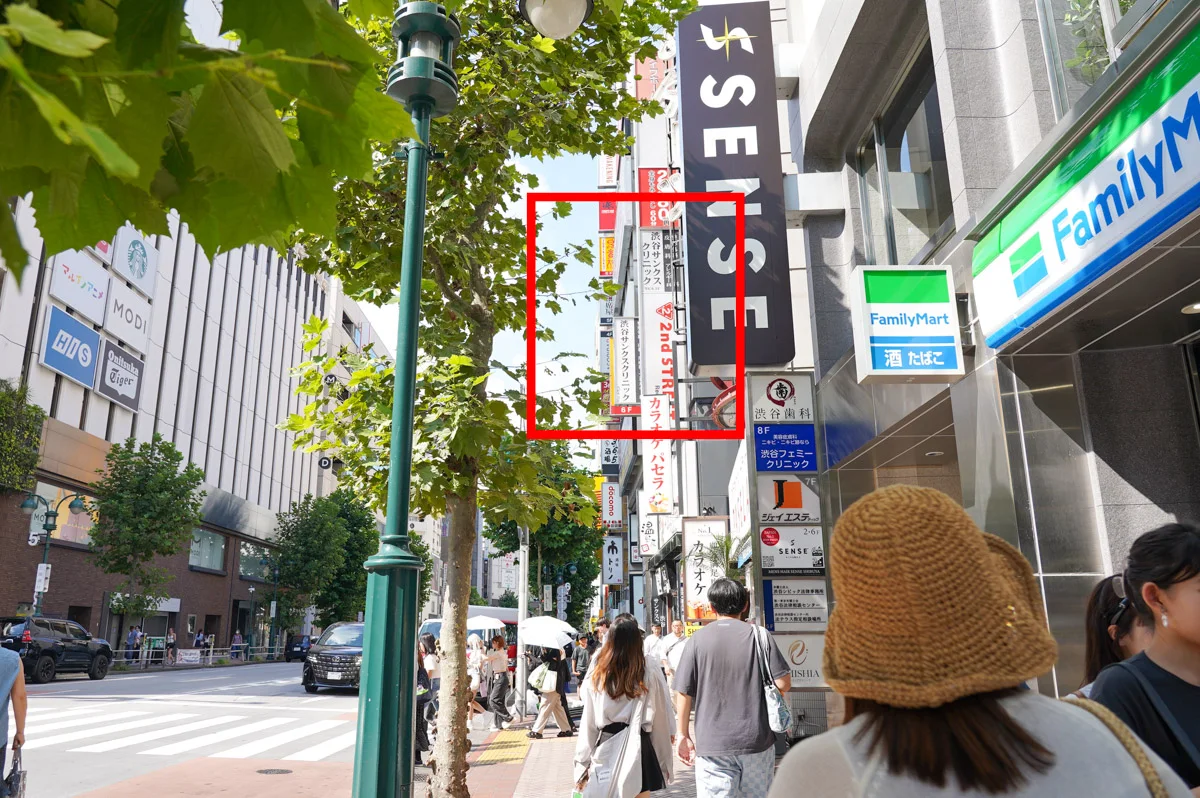 右手にファミリーマートが見える歩道
