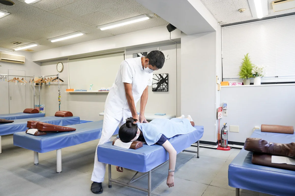 リハビリ室での施術の様子
