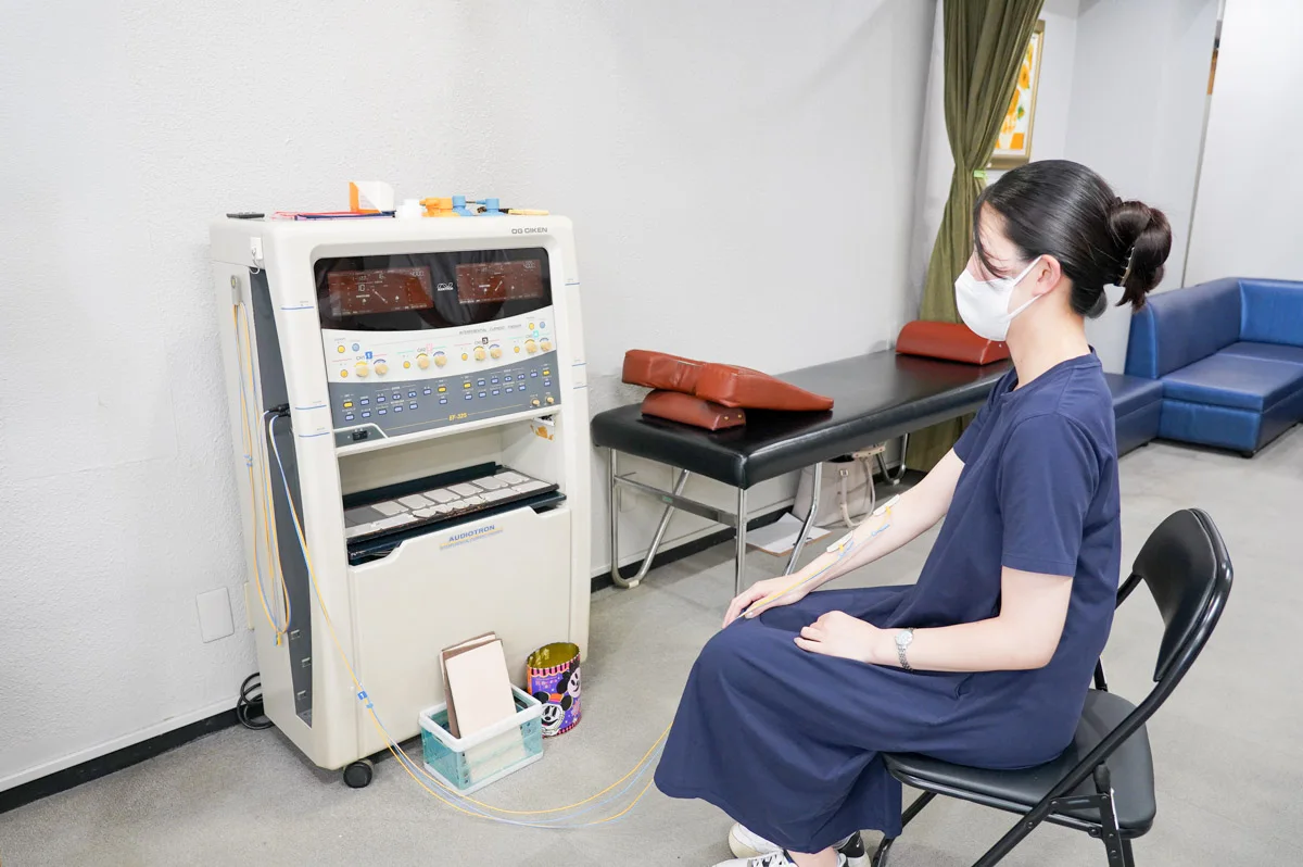 干渉波治療器と、治療を受ける様子