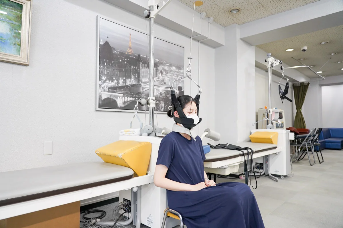 首の牽引治療を受けている様子