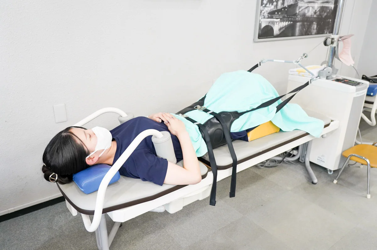 腰椎の牽引治療を受けている様子